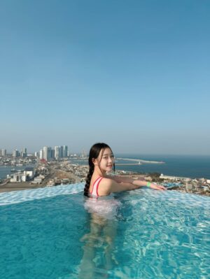 Kang Hye-rin Instagram - 갈 때마다 만족도 100%! 너무 좋은 곳🫶🏻🩵
객실은 항상 깨끗하고 따뜻하고 넓고 쾌적해요
온천인 듯,수영장인 듯 고온수40도
루프탑 수영장에 들어가 있으면 쌓인 피로가 싹 풀려요😌❤️
소독약 냄새도 없고 매일 열리는 버블파티🫧 넘 재미있어요!
추위를 많이 타는 친구들은
혜린이가 입은 웜업슈트를 대여할 수도 있고
깜빡하고 놓고 온 수영복,물안경도 대여 가능해요(유료)
튜브,장난감,구명조끼 등은 무료로 언제든지 사용 가능하구요!
호텔 앞에는 속초중앙시장으로 가는 버스가 다니구요,
아이보호 침대가드는 무료로 설치 가능🙌🏻
꼭 네이버로 예약하세요!
13시 얼리체크인 & 13시 레이트체크아웃(조식 먹고 수영장 한 번 더 가기) & 10%할인 & 수영장 패키지 2인 21,600원 중복 할인 된다구요👍🏻👍🏻
속초 여행 오면 무조건 호텔은 #홈마리나속초 ✨👍🏻
@homm.marinasokcho
#속초온수풀호텔 #속초신상호텔 #강원도호캉스 속초가볼만한곳