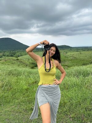 Kang So-yeon Instagram - JeJu 💚 폭삭속았수다😆
When you visit Korea, spend a few days in Jeju! Beautiful sights and tasty food await.☺️
#제주도 #jejuisland