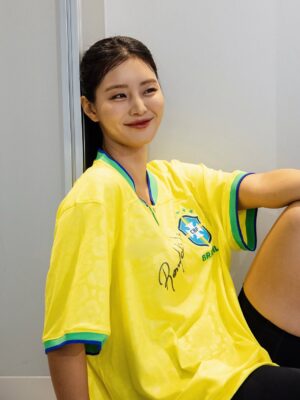 Kang So-yeon Instagram - I miss my Brazilian fans 🇧🇷💛
Eu amo e sinto falta dos meus calorosos fans brasileiros.
#brazil #brasil #football