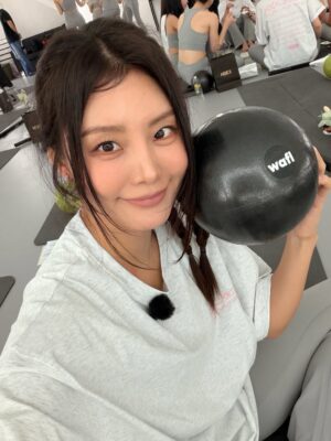 Kang So-yeon Instagram - Happy International Women’s Day💪🏼
세계 여성의 날을 맞아 HDEX에서 준비해주신 바레 클래스를
강사님들과 함께 했어요. 너무 즐겁고 에너지 가득한 시간이었습니다. 앞으로도 더 많은 여성들이 스스로를 돌보고, 행복한 삶을 주체적으로 만들어가는 힘을 키우며 살아가길 응원합니다. 💗

With a beautiful Barre class by HDEX.
Working out with these amazing instructors was such a joyful and empowering moment.
Wishing every woman the strength to take care of herself and create a happy life on her own terms.
#HDEX #에이치덱스 #AD