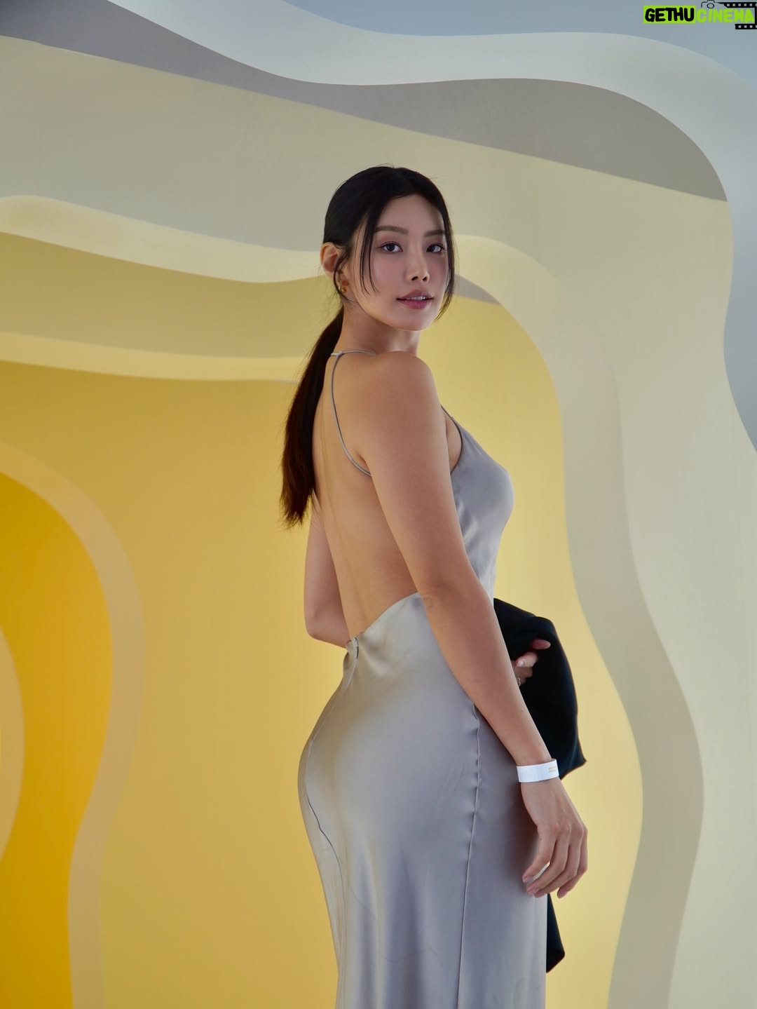 Kang So-yeon - 39.5K Likes - [광고] See My Skin, Lift My Way 🤍
멀츠에스테틱스 울쎄라피 프라임™의 아시아퍼시픽 앰버서더
전지현님을 직접 볼 수 있어서 더 특별했던 시간..!
저도 캠페인 모델로 함께하고 있는 멀츠에스테틱스는
피부과에서 접해왔던 메디컬 에스테틱 포트폴리오를 갖추고 있는
진정성 있는 브랜드예요.🤎
 
그중에서도 ‘울쎄라피 프라임™’ 은 입증된 안전성과 효과를 가지고 있으며, 핵심 기술인 DeepSEE™ 를 통해 실시간으로 피부 속을
보며 내 피부 구조에 맞춰 리프팅할 수 있는데요~ 기존 울쎄라®에서 진화된 초음파 필드, 스크린, 소프트웨어로 피부 속 구조를
더 선명하게 실시간 이미지화할 수 있고, 지방층·신경 등 피해야 할 부위를 명확히 확인해 시술 안전성을 높이고, 내 피부 두께에 맞춘 정밀한 시술이 가능하다는 점을 실제로 기계와 화면을 통해
볼 수 있어서 신기했어요!
 
제가 함께 촬영했던 LED 영상과 원형 구조물은 ‘깊게 바라보는
눈(eye)’와 여러 겹의 피부층을 형상화해, 사람마다 다른
피부 구조와 울쎄라피프라임™의 3가지 트랜스듀서(팁) 깊이를
표현했다고 해요.
 
가장 인상 깊었던건 터치프라임!!
2026년 3월 본격 런칭되는 울쎄라피프라임™의 새로운 정품인증 캠페인이에요. NFC 기능이 있는 스마트폰으로 칩을 태그하면,
별도 어플 없이 안내에 따라 기기의 정품 여부를
바로 확인할 수 있어요. 이제는 ‘리프팅’뿐 아니라 정품 확인까지
직접 확인하는 시대라는 점이 안심되고 좋았어요.
 
여러분들도 자기관리 하실때 꼭 정품인증도 확인하고 안전하고 예쁘게 관리하세요🤎
 
#울쎄라피프라임 #멀츠에스테틱스 #MerzAxHaus #UltherapyPRIME #SeeMySkinLiftMyWay @merzaesthetics_kr 
 
 
*울쎄라피 프라임™ 은 미국식품의약국(FDA)의 승인을 받았고, 식품의약품안전처에서 허가를 받은 집속된 초음파로 조직을 응고하여 눈썹, 늘어진 턱선, 가슴 윗부분을 리프팅하고 가슴 윗부분(Decollete)의 주름(wrinkles)을 개선하는데 사용하는 의료기기(허가받은 품목명: 집속형초음파자극시스템) 입니다.
*이 제품은 ‘의료기기’이며, ‘사용상의 주의사항’과 ‘사용방법’을 잘 읽고 사용하십시오