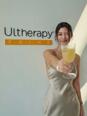 Kang So-yeon Instagram - [광고] See My Skin, Lift My Way 🤍
멀츠에스테틱스 울쎄라피 프라임™의 아시아퍼시픽 앰버서더
전지현님을 직접 볼 수 있어서 더 특별했던 시간..!
저도 캠페인 모델로 함께하고 있는 멀츠에스테틱스는
피부과에서 접해왔던 메디컬 에스테틱 포트폴리오를 갖추고 있는
진정성 있는 브랜드예요.🤎
 
그중에서도 ‘울쎄라피 프라임™’ 은 입증된 안전성과 효과를 가지고 있으며, 핵심 기술인 DeepSEE™ 를 통해 실시간으로 피부 속을
보며 내 피부 구조에 맞춰 리프팅할 수 있는데요~ 기존 울쎄라®에서 진화된 초음파 필드, 스크린, 소프트웨어로 피부 속 구조를
더 선명하게 실시간 이미지화할 수 있고, 지방층·신경 등 피해야 할 부위를 명확히 확인해 시술 안전성을 높이고, 내 피부 두께에 맞춘 정밀한 시술이 가능하다는 점을 실제로 기계와 화면을 통해
볼 수 있어서 신기했어요!
 
제가 함께 촬영했던 LED 영상과 원형 구조물은 ‘깊게 바라보는
눈(eye)’와 여러 겹의 피부층을 형상화해, 사람마다 다른
피부 구조와 울쎄라피프라임™의 3가지 트랜스듀서(팁) 깊이를
표현했다고 해요.
 
가장 인상 깊었던건 터치프라임!!
2026년 3월 본격 런칭되는 울쎄라피프라임™의 새로운 정품인증 캠페인이에요. NFC 기능이 있는 스마트폰으로 칩을 태그하면,
별도 어플 없이 안내에 따라 기기의 정품 여부를
바로 확인할 수 있어요. 이제는 ‘리프팅’뿐 아니라 정품 확인까지
직접 확인하는 시대라는 점이 안심되고 좋았어요.
 
여러분들도 자기관리 하실때 꼭 정품인증도 확인하고 안전하고 예쁘게 관리하세요🤎
 
#울쎄라피프라임 #멀츠에스테틱스 #MerzAxHaus #UltherapyPRIME #SeeMySkinLiftMyWay @merzaesthetics_kr 
 
 
*울쎄라피 프라임™ 은 미국식품의약국(FDA)의 승인을 받았고, 식품의약품안전처에서 허가를 받은 집속된 초음파로 조직을 응고하여 눈썹, 늘어진 턱선, 가슴 윗부분을 리프팅하고 가슴 윗부분(Decollete)의 주름(wrinkles)을 개선하는데 사용하는 의료기기(허가받은 품목명: 집속형초음파자극시스템) 입니다.
*이 제품은 ‘의료기기’이며, ‘사용상의 주의사항’과 ‘사용방법’을 잘 읽고 사용하십시오