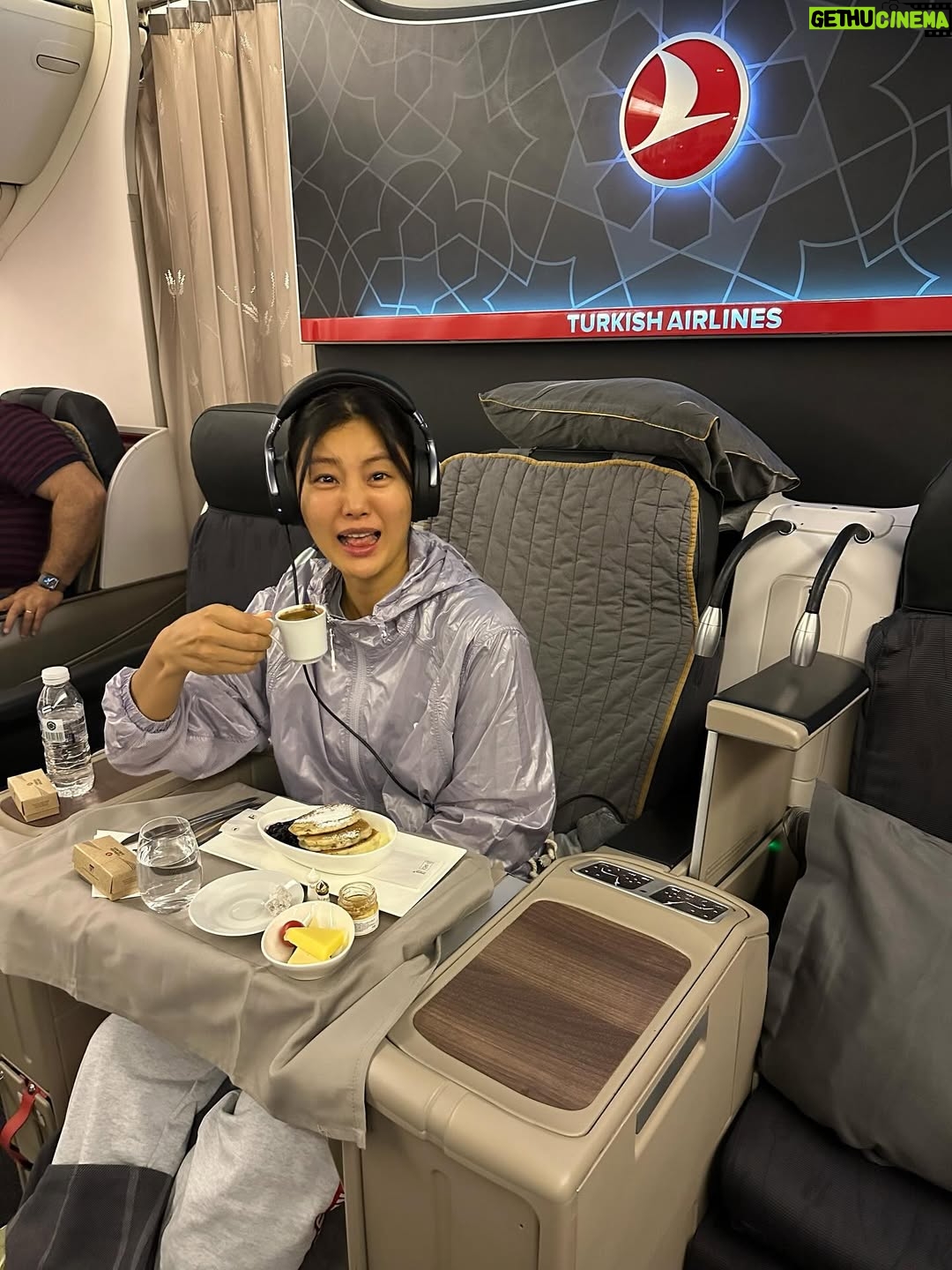 Kang So-yeon - 55.4K Likes - 터키커피.. 마셔보신 분..?
근데 음식은 진짜 너무너무 맛있었어~~😍♥️🔥
터키항공 타고 이스탄불 경유해서 제네바로 가는중!
승무원님이 사진도 찍어주시겠다고 하셔서 너무 감사했어요🙏🏻
출장 잘 다녀오겠습니다🫡

Turkish coffee… has anyone tried it?
But seriously, the food was sooo delicious~~ 😍♥️🔥
Currently on my way to Geneva via Istanbul with Turkish Airlines ☺️
The sweetest flight attendant offered to take a photo for me~~ how kind was that? 🥹✈️ So thankful!💕