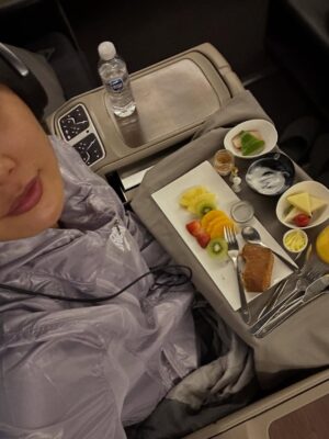 Kang So-yeon Instagram - 터키커피.. 마셔보신 분..?
근데 음식은 진짜 너무너무 맛있었어~~😍♥️🔥
터키항공 타고 이스탄불 경유해서 제네바로 가는중!
승무원님이 사진도 찍어주시겠다고 하셔서 너무 감사했어요🙏🏻
출장 잘 다녀오겠습니다🫡

Turkish coffee… has anyone tried it?
But seriously, the food was sooo delicious~~ 😍♥️🔥
Currently on my way to Geneva via Istanbul with Turkish Airlines ☺️
The sweetest flight attendant offered to take a photo for me~~ how kind was that? 🥹✈️ So thankful!💕