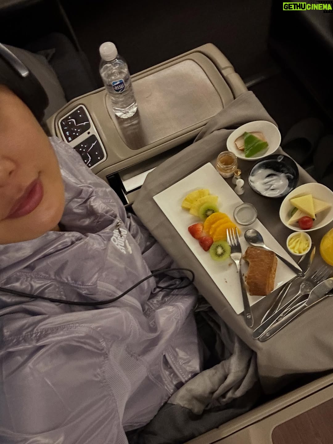 Kang So-yeon - 55.4K Likes - 터키커피.. 마셔보신 분..?
근데 음식은 진짜 너무너무 맛있었어~~😍♥️🔥
터키항공 타고 이스탄불 경유해서 제네바로 가는중!
승무원님이 사진도 찍어주시겠다고 하셔서 너무 감사했어요🙏🏻
출장 잘 다녀오겠습니다🫡

Turkish coffee… has anyone tried it?
But seriously, the food was sooo delicious~~ 😍♥️🔥
Currently on my way to Geneva via Istanbul with Turkish Airlines ☺️
The sweetest flight attendant offered to take a photo for me~~ how kind was that? 🥹✈️ So thankful!💕