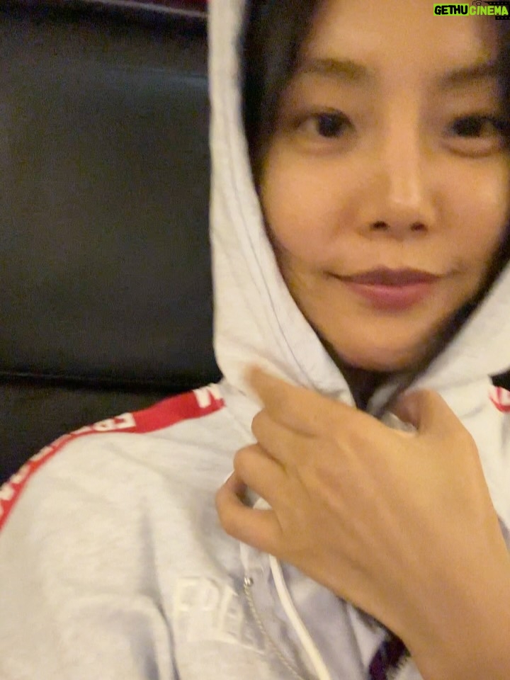 Kang So-yeon - 55.4K Likes - 터키커피.. 마셔보신 분..?
근데 음식은 진짜 너무너무 맛있었어~~😍♥️🔥
터키항공 타고 이스탄불 경유해서 제네바로 가는중!
승무원님이 사진도 찍어주시겠다고 하셔서 너무 감사했어요🙏🏻
출장 잘 다녀오겠습니다🫡

Turkish coffee… has anyone tried it?
But seriously, the food was sooo delicious~~ 😍♥️🔥
Currently on my way to Geneva via Istanbul with Turkish Airlines ☺️
The sweetest flight attendant offered to take a photo for me~~ how kind was that? 🥹✈️ So thankful!💕