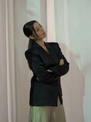 Kang So-yeon Instagram - [광고] See My Skin, Lift My Way 🤍
멀츠에스테틱스 울쎄라피 프라임™의 아시아퍼시픽 앰버서더
전지현님을 직접 볼 수 있어서 더 특별했던 시간..!
저도 캠페인 모델로 함께하고 있는 멀츠에스테틱스는
피부과에서 접해왔던 메디컬 에스테틱 포트폴리오를 갖추고 있는
진정성 있는 브랜드예요.🤎
 
그중에서도 ‘울쎄라피 프라임™’ 은 입증된 안전성과 효과를 가지고 있으며, 핵심 기술인 DeepSEE™ 를 통해 실시간으로 피부 속을
보며 내 피부 구조에 맞춰 리프팅할 수 있는데요~ 기존 울쎄라®에서 진화된 초음파 필드, 스크린, 소프트웨어로 피부 속 구조를
더 선명하게 실시간 이미지화할 수 있고, 지방층·신경 등 피해야 할 부위를 명확히 확인해 시술 안전성을 높이고, 내 피부 두께에 맞춘 정밀한 시술이 가능하다는 점을 실제로 기계와 화면을 통해
볼 수 있어서 신기했어요!
 
제가 함께 촬영했던 LED 영상과 원형 구조물은 ‘깊게 바라보는
눈(eye)’와 여러 겹의 피부층을 형상화해, 사람마다 다른
피부 구조와 울쎄라피프라임™의 3가지 트랜스듀서(팁) 깊이를
표현했다고 해요.
 
가장 인상 깊었던건 터치프라임!!
2026년 3월 본격 런칭되는 울쎄라피프라임™의 새로운 정품인증 캠페인이에요. NFC 기능이 있는 스마트폰으로 칩을 태그하면,
별도 어플 없이 안내에 따라 기기의 정품 여부를
바로 확인할 수 있어요. 이제는 ‘리프팅’뿐 아니라 정품 확인까지
직접 확인하는 시대라는 점이 안심되고 좋았어요.
 
여러분들도 자기관리 하실때 꼭 정품인증도 확인하고 안전하고 예쁘게 관리하세요🤎
 
#울쎄라피프라임 #멀츠에스테틱스 #MerzAxHaus #UltherapyPRIME #SeeMySkinLiftMyWay @merzaesthetics_kr 
 
 
*울쎄라피 프라임™ 은 미국식품의약국(FDA)의 승인을 받았고, 식품의약품안전처에서 허가를 받은 집속된 초음파로 조직을 응고하여 눈썹, 늘어진 턱선, 가슴 윗부분을 리프팅하고 가슴 윗부분(Decollete)의 주름(wrinkles)을 개선하는데 사용하는 의료기기(허가받은 품목명: 집속형초음파자극시스템) 입니다.
*이 제품은 ‘의료기기’이며, ‘사용상의 주의사항’과 ‘사용방법’을 잘 읽고 사용하십시오