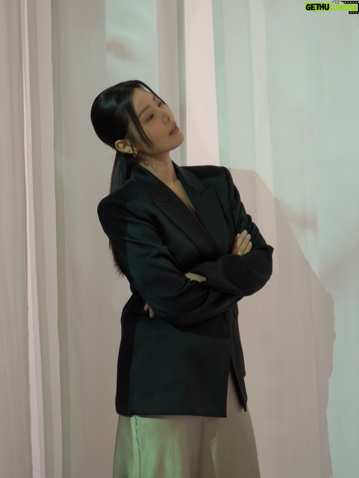 Kang So-yeon - 39.5K Likes - [광고] See My Skin, Lift My Way 🤍
멀츠에스테틱스 울쎄라피 프라임™의 아시아퍼시픽 앰버서더
전지현님을 직접 볼 수 있어서 더 특별했던 시간..!
저도 캠페인 모델로 함께하고 있는 멀츠에스테틱스는
피부과에서 접해왔던 메디컬 에스테틱 포트폴리오를 갖추고 있는
진정성 있는 브랜드예요.🤎
 
그중에서도 ‘울쎄라피 프라임™’ 은 입증된 안전성과 효과를 가지고 있으며, 핵심 기술인 DeepSEE™ 를 통해 실시간으로 피부 속을
보며 내 피부 구조에 맞춰 리프팅할 수 있는데요~ 기존 울쎄라®에서 진화된 초음파 필드, 스크린, 소프트웨어로 피부 속 구조를
더 선명하게 실시간 이미지화할 수 있고, 지방층·신경 등 피해야 할 부위를 명확히 확인해 시술 안전성을 높이고, 내 피부 두께에 맞춘 정밀한 시술이 가능하다는 점을 실제로 기계와 화면을 통해
볼 수 있어서 신기했어요!
 
제가 함께 촬영했던 LED 영상과 원형 구조물은 ‘깊게 바라보는
눈(eye)’와 여러 겹의 피부층을 형상화해, 사람마다 다른
피부 구조와 울쎄라피프라임™의 3가지 트랜스듀서(팁) 깊이를
표현했다고 해요.
 
가장 인상 깊었던건 터치프라임!!
2026년 3월 본격 런칭되는 울쎄라피프라임™의 새로운 정품인증 캠페인이에요. NFC 기능이 있는 스마트폰으로 칩을 태그하면,
별도 어플 없이 안내에 따라 기기의 정품 여부를
바로 확인할 수 있어요. 이제는 ‘리프팅’뿐 아니라 정품 확인까지
직접 확인하는 시대라는 점이 안심되고 좋았어요.
 
여러분들도 자기관리 하실때 꼭 정품인증도 확인하고 안전하고 예쁘게 관리하세요🤎
 
#울쎄라피프라임 #멀츠에스테틱스 #MerzAxHaus #UltherapyPRIME #SeeMySkinLiftMyWay @merzaesthetics_kr 
 
 
*울쎄라피 프라임™ 은 미국식품의약국(FDA)의 승인을 받았고, 식품의약품안전처에서 허가를 받은 집속된 초음파로 조직을 응고하여 눈썹, 늘어진 턱선, 가슴 윗부분을 리프팅하고 가슴 윗부분(Decollete)의 주름(wrinkles)을 개선하는데 사용하는 의료기기(허가받은 품목명: 집속형초음파자극시스템) 입니다.
*이 제품은 ‘의료기기’이며, ‘사용상의 주의사항’과 ‘사용방법’을 잘 읽고 사용하십시오