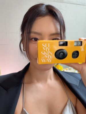 Kang So-yeon Instagram - [광고] See My Skin, Lift My Way 🤍
멀츠에스테틱스 울쎄라피 프라임™의 아시아퍼시픽 앰버서더
전지현님을 직접 볼 수 있어서 더 특별했던 시간..!
저도 캠페인 모델로 함께하고 있는 멀츠에스테틱스는
피부과에서 접해왔던 메디컬 에스테틱 포트폴리오를 갖추고 있는
진정성 있는 브랜드예요.🤎
 
그중에서도 ‘울쎄라피 프라임™’ 은 입증된 안전성과 효과를 가지고 있으며, 핵심 기술인 DeepSEE™ 를 통해 실시간으로 피부 속을
보며 내 피부 구조에 맞춰 리프팅할 수 있는데요~ 기존 울쎄라®에서 진화된 초음파 필드, 스크린, 소프트웨어로 피부 속 구조를
더 선명하게 실시간 이미지화할 수 있고, 지방층·신경 등 피해야 할 부위를 명확히 확인해 시술 안전성을 높이고, 내 피부 두께에 맞춘 정밀한 시술이 가능하다는 점을 실제로 기계와 화면을 통해
볼 수 있어서 신기했어요!
 
제가 함께 촬영했던 LED 영상과 원형 구조물은 ‘깊게 바라보는
눈(eye)’와 여러 겹의 피부층을 형상화해, 사람마다 다른
피부 구조와 울쎄라피프라임™의 3가지 트랜스듀서(팁) 깊이를
표현했다고 해요.
 
가장 인상 깊었던건 터치프라임!!
2026년 3월 본격 런칭되는 울쎄라피프라임™의 새로운 정품인증 캠페인이에요. NFC 기능이 있는 스마트폰으로 칩을 태그하면,
별도 어플 없이 안내에 따라 기기의 정품 여부를
바로 확인할 수 있어요. 이제는 ‘리프팅’뿐 아니라 정품 확인까지
직접 확인하는 시대라는 점이 안심되고 좋았어요.
 
여러분들도 자기관리 하실때 꼭 정품인증도 확인하고 안전하고 예쁘게 관리하세요🤎
 
#울쎄라피프라임 #멀츠에스테틱스 #MerzAxHaus #UltherapyPRIME #SeeMySkinLiftMyWay @merzaesthetics_kr 
 
 
*울쎄라피 프라임™ 은 미국식품의약국(FDA)의 승인을 받았고, 식품의약품안전처에서 허가를 받은 집속된 초음파로 조직을 응고하여 눈썹, 늘어진 턱선, 가슴 윗부분을 리프팅하고 가슴 윗부분(Decollete)의 주름(wrinkles)을 개선하는데 사용하는 의료기기(허가받은 품목명: 집속형초음파자극시스템) 입니다.
*이 제품은 ‘의료기기’이며, ‘사용상의 주의사항’과 ‘사용방법’을 잘 읽고 사용하십시오