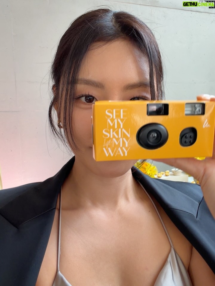 Kang So-yeon - 39.5K Likes - [광고] See My Skin, Lift My Way 🤍
멀츠에스테틱스 울쎄라피 프라임™의 아시아퍼시픽 앰버서더
전지현님을 직접 볼 수 있어서 더 특별했던 시간..!
저도 캠페인 모델로 함께하고 있는 멀츠에스테틱스는
피부과에서 접해왔던 메디컬 에스테틱 포트폴리오를 갖추고 있는
진정성 있는 브랜드예요.🤎
 
그중에서도 ‘울쎄라피 프라임™’ 은 입증된 안전성과 효과를 가지고 있으며, 핵심 기술인 DeepSEE™ 를 통해 실시간으로 피부 속을
보며 내 피부 구조에 맞춰 리프팅할 수 있는데요~ 기존 울쎄라®에서 진화된 초음파 필드, 스크린, 소프트웨어로 피부 속 구조를
더 선명하게 실시간 이미지화할 수 있고, 지방층·신경 등 피해야 할 부위를 명확히 확인해 시술 안전성을 높이고, 내 피부 두께에 맞춘 정밀한 시술이 가능하다는 점을 실제로 기계와 화면을 통해
볼 수 있어서 신기했어요!
 
제가 함께 촬영했던 LED 영상과 원형 구조물은 ‘깊게 바라보는
눈(eye)’와 여러 겹의 피부층을 형상화해, 사람마다 다른
피부 구조와 울쎄라피프라임™의 3가지 트랜스듀서(팁) 깊이를
표현했다고 해요.
 
가장 인상 깊었던건 터치프라임!!
2026년 3월 본격 런칭되는 울쎄라피프라임™의 새로운 정품인증 캠페인이에요. NFC 기능이 있는 스마트폰으로 칩을 태그하면,
별도 어플 없이 안내에 따라 기기의 정품 여부를
바로 확인할 수 있어요. 이제는 ‘리프팅’뿐 아니라 정품 확인까지
직접 확인하는 시대라는 점이 안심되고 좋았어요.
 
여러분들도 자기관리 하실때 꼭 정품인증도 확인하고 안전하고 예쁘게 관리하세요🤎
 
#울쎄라피프라임 #멀츠에스테틱스 #MerzAxHaus #UltherapyPRIME #SeeMySkinLiftMyWay @merzaesthetics_kr 
 
 
*울쎄라피 프라임™ 은 미국식품의약국(FDA)의 승인을 받았고, 식품의약품안전처에서 허가를 받은 집속된 초음파로 조직을 응고하여 눈썹, 늘어진 턱선, 가슴 윗부분을 리프팅하고 가슴 윗부분(Decollete)의 주름(wrinkles)을 개선하는데 사용하는 의료기기(허가받은 품목명: 집속형초음파자극시스템) 입니다.
*이 제품은 ‘의료기기’이며, ‘사용상의 주의사항’과 ‘사용방법’을 잘 읽고 사용하십시오