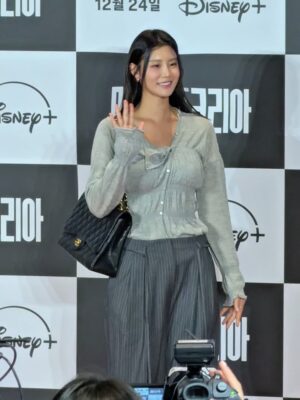 Kang So-yeon Instagram - “Is Lee Min-ho really that nice in real?”
Yes. Took a photo together at the Made in Korea photo wall so polite, leaned in for the shot. Truly handsome ✨

Thank you for inviting me to the Made in Korea premiere. The Disney  series is going to be a huge hit..!🎬

메이드 인 코리아 시사회 초대해 주셔서 감사합니다.
갑작스럽게 포토월 서게 돼서 준비가 안된 모습이었지만
그만큼 특별한 하루였어요☺️
시리즈 12월 24일에 개봉한다니 너무 기대됩니다!
메이드 인 코리아 응원할게요!! 화이팅!!!

#메이드인코리아 #Madeinkorea #Premiere