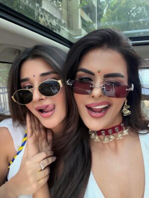 Kanika Mann Instagram - We played , we slayed 🌈
#happyholi❤️

.

.
Wearing @anusoru ❤️