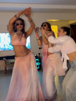 Kanika Mann Instagram - We played , we slayed đ
#happyholiâ¤ď¸
.
.
Wearing @anusoru â¤ď¸