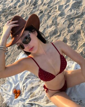 Kanyaphak Pongsak Instagram - ผึ้งชอบสีแดง👙💎🍎
