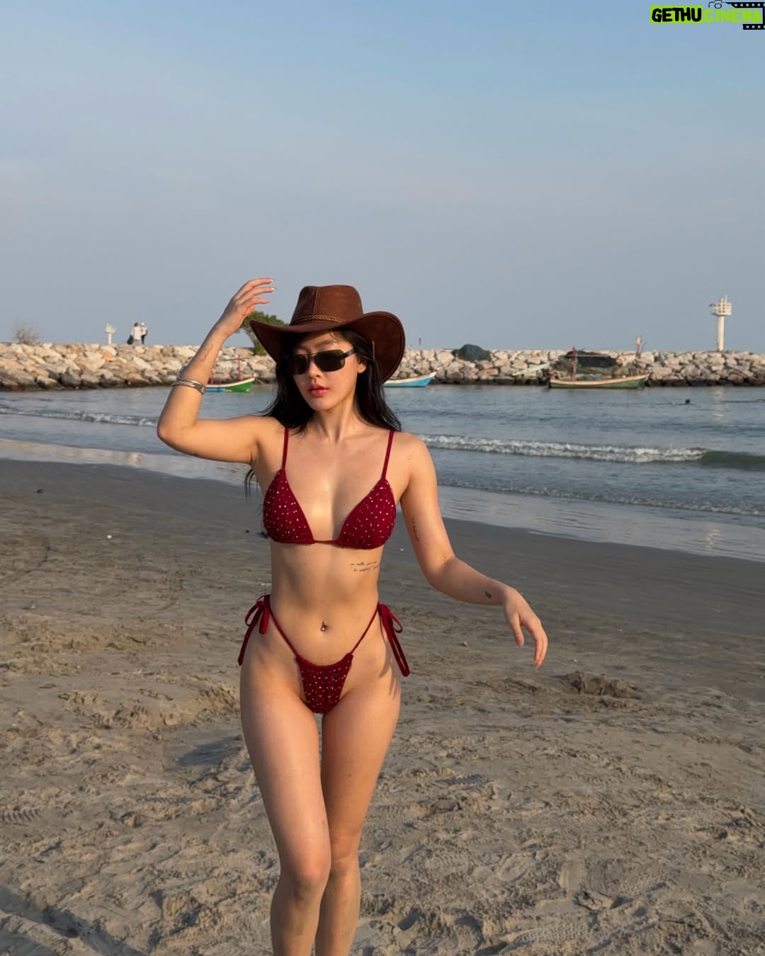 Kanyaphak Pongsak - 30.3K Likes - ผึ้งชอบสีแดง👙💎🍎