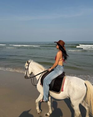 Kanyaphak Pongsak Instagram - เจนนี่ไม่ชอบสีแดง🫣🍎🐎ฮี่ๆ

👙 @meskmuse
👖 @quince.bkk