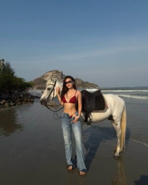 Kanyaphak Pongsak Instagram - เจนนี่ไม่ชอบสีแดง🫣🍎🐎ฮี่ๆ

👙 @meskmuse
👖 @quince.bkk