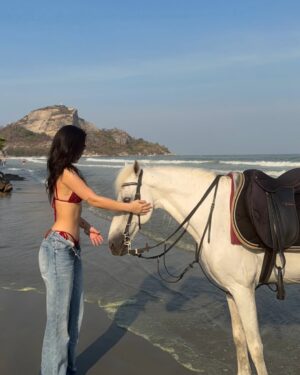 Kanyaphak Pongsak Instagram - เจนนี่ไม่ชอบสีแดง🫣🍎🐎ฮี่ๆ

👙 @meskmuse
👖 @quince.bkk