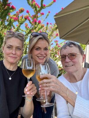 Karen Damen Instagram - Take us back! Wat een droomvakantie.. wat een verjaardagsweek! Veel liefde voor @kirstendamen71 @chrisde_smet @kathleen_aerts @stieviewondertours @droom.guesthouse ♥️