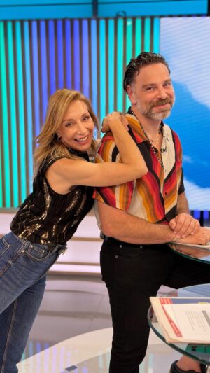Karen Doggenweiler Instagram - ¡QUÉ ESTILO! 😍🫶 Karen (@karendtv) lució la blusa con detalles dorados que le regaló José Antonio (@jananeme) en #MuchoGustoMega 👚