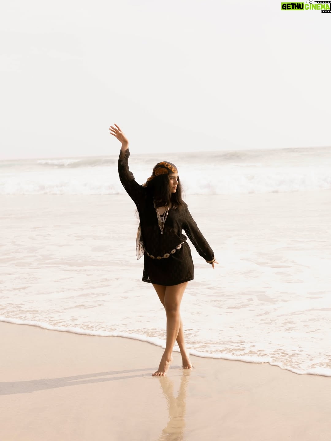 Karen Polinesia - 410.9K Likes - Atardecer   @etam_mx 
Me fui a bañar al mar 🌊
Y conecte con el poder femenino ✨