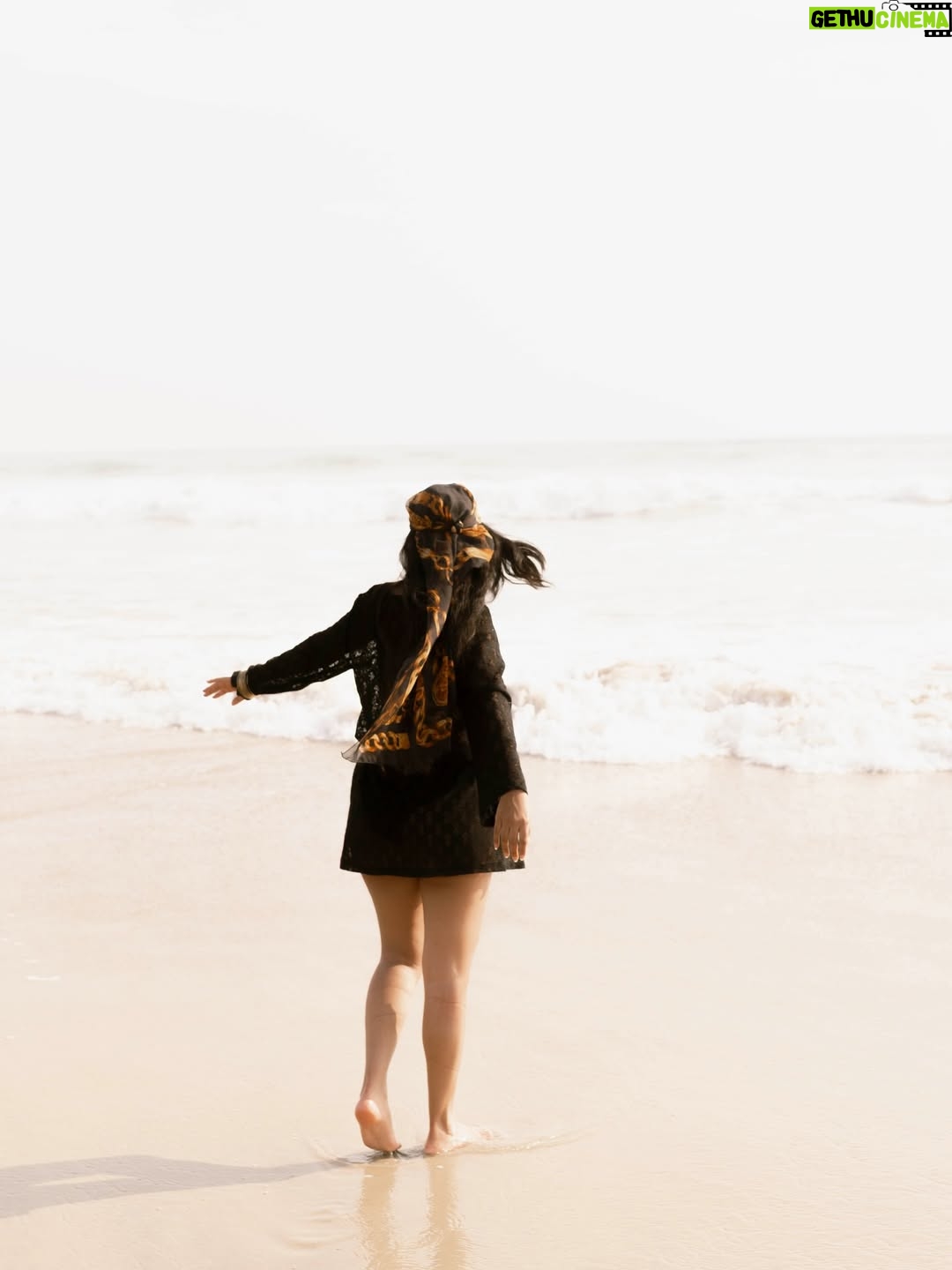 Karen Polinesia - 410.9K Likes - Atardecer   @etam_mx 
Me fui a bañar al mar 🌊
Y conecte con el poder femenino ✨