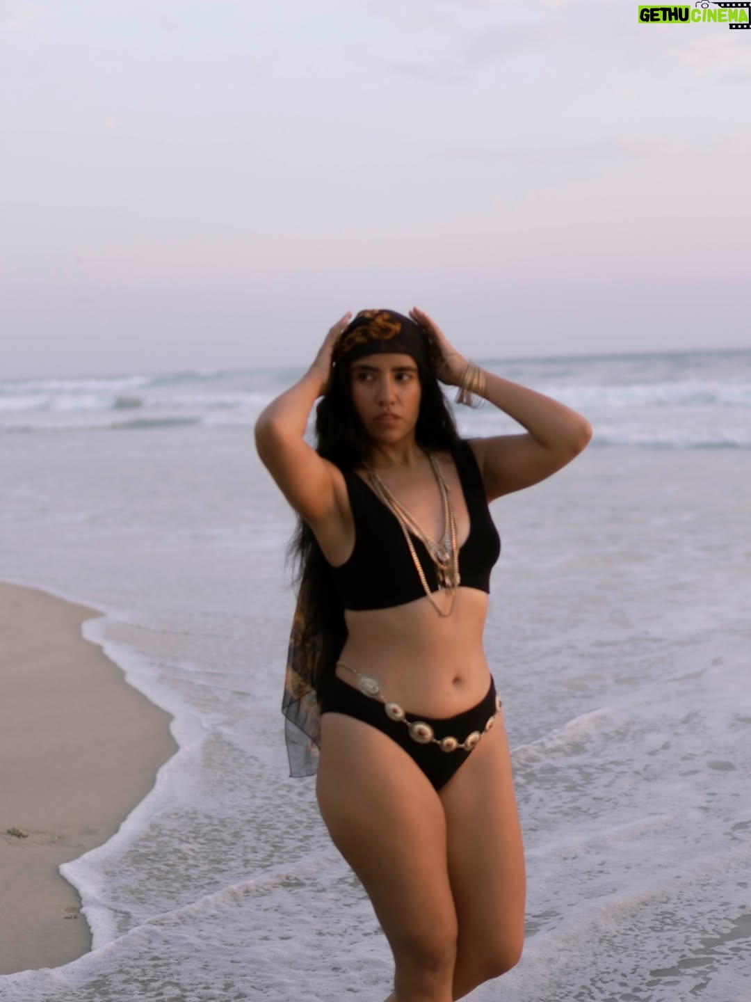 Karen Polinesia - 410.9K Likes - Atardecer   @etam_mx 
Me fui a bañar al mar 🌊
Y conecte con el poder femenino ✨