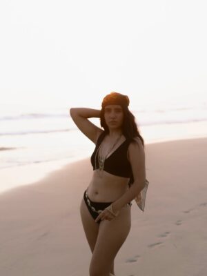 Karen Polinesia Instagram - Atardecer   @etam_mx 
Me fui a bañar al mar 🌊
Y conecte con el poder femenino ✨