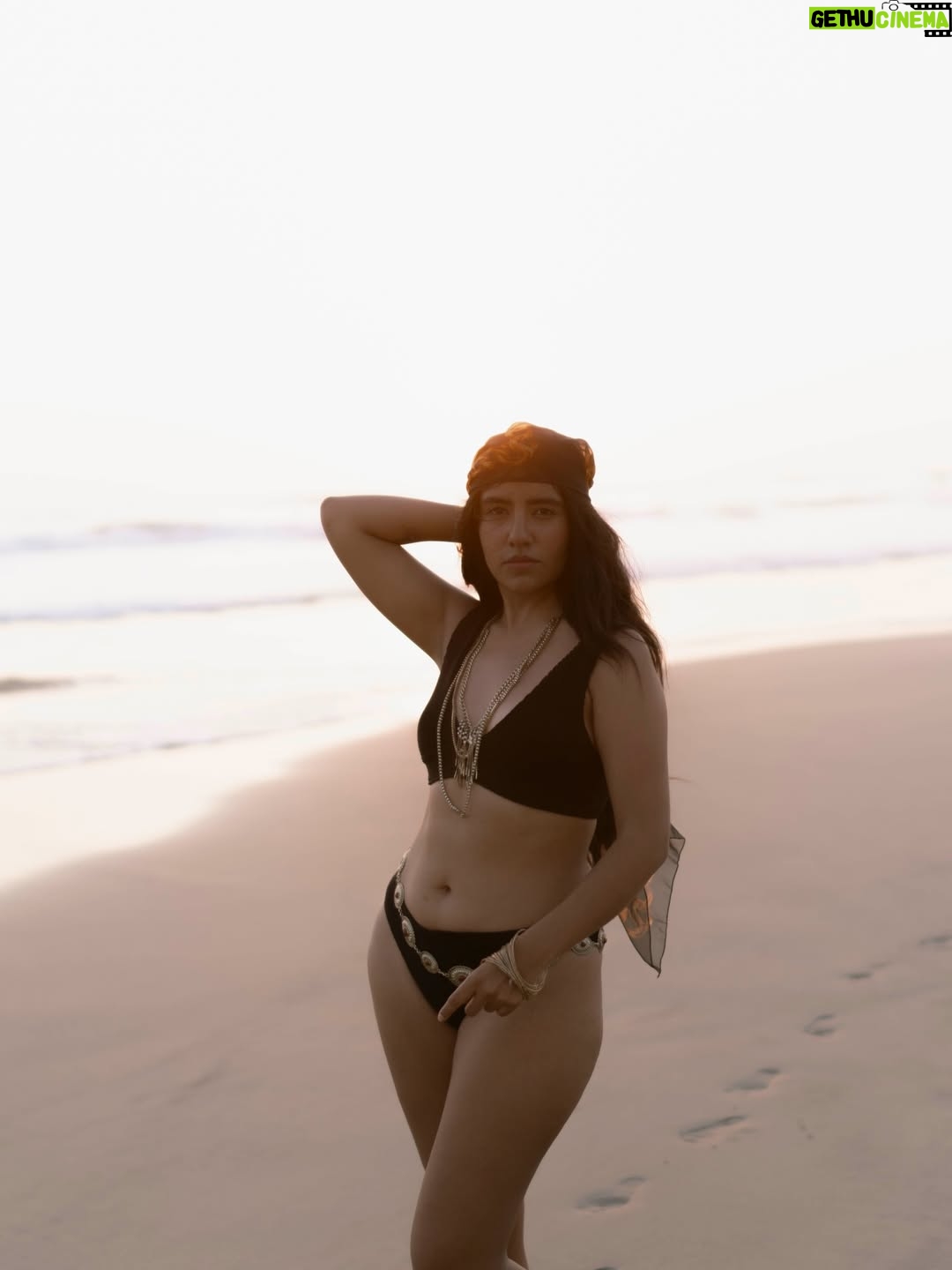 Karen Polinesia - 410.9K Likes - Atardecer   @etam_mx 
Me fui a bañar al mar 🌊
Y conecte con el poder femenino ✨