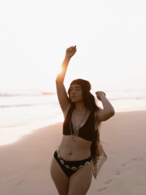 Karen Polinesia Instagram - Atardecer   @etam_mx 
Me fui a bañar al mar 🌊
Y conecte con el poder femenino ✨