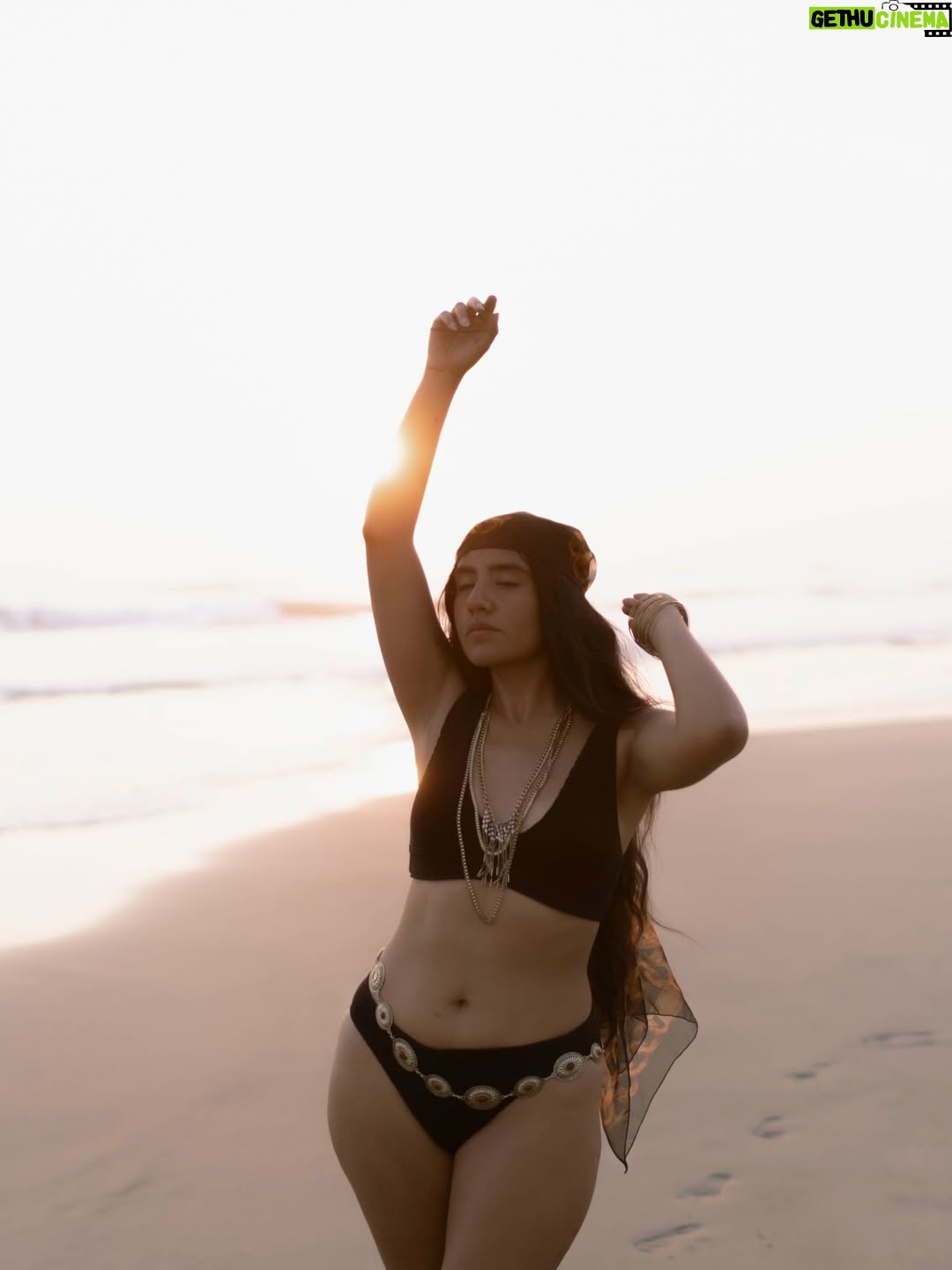 Karen Polinesia - 410.9K Likes - Atardecer   @etam_mx 
Me fui a bañar al mar 🌊
Y conecte con el poder femenino ✨