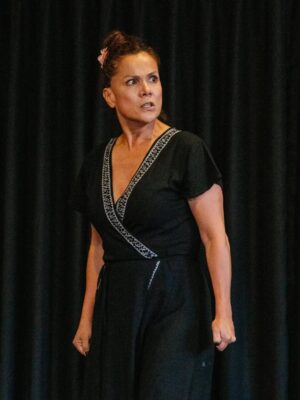 Karina Jordán Instagram - Una mirada a nuestros ensayos. ❤️
Con muchísimo amor los esperamos desde este 28 de Marzo en el @teatrolaplaza
Las Cosas que se que son verdad dirigida por @galiano________ (que hermoso poder hacer este viaje contigo.)
Mis compañeros son maravillosos todos y purita inspiración así que no te pierdas la chambaza de cada uno de ellos.