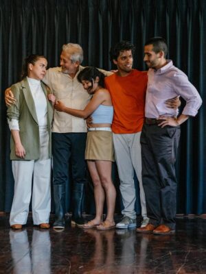 Karina Jordán Instagram - Una mirada a nuestros ensayos. ❤️
Con muchísimo amor los esperamos desde este 28 de Marzo en el @teatrolaplaza
Las Cosas que se que son verdad dirigida por @galiano________ (que hermoso poder hacer este viaje contigo.)
Mis compañeros son maravillosos todos y purita inspiración así que no te pierdas la chambaza de cada uno de ellos.