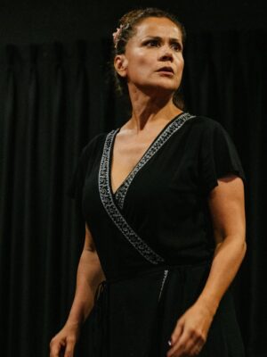 Karina Jordán Instagram - Una mirada a nuestros ensayos. ❤️
Con muchísimo amor los esperamos desde este 28 de Marzo en el @teatrolaplaza
Las Cosas que se que son verdad dirigida por @galiano________ (que hermoso poder hacer este viaje contigo.)
Mis compañeros son maravillosos todos y purita inspiración así que no te pierdas la chambaza de cada uno de ellos.
