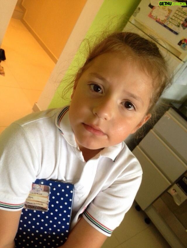 Karina 'La Princesita' - 177.1K Likes - Ayer fue un día de los que no se borran.  Fin de una etapa como dijo el director, pero comienzo de otra @solcitocwirkaluk Sé que duele y que hay mil preguntas como ¿y ahora qué? Pero en todas, las que sean, siempre con vos siendo todo lo que necesites que sea y por sobre todo tu fan número 1 en lo que sea que hagas. Te amo!!! Y no puedo creerlo que tan rápido pasó el tiempo. Voy a extrañar mucho llevarte al colegio pero te voy a llevar a donde quieras ir. O tal vez me lleves vos a mi 🥹❤️ toda la felicidad mi bebé, mi vida y mi prioridad por siempre. ✨ 💖