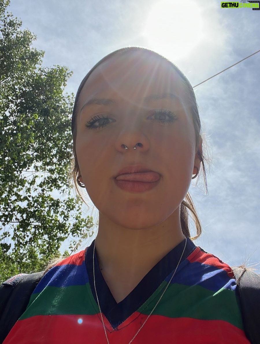 Karina 'La Princesita' - 177.1K Likes - Ayer fue un día de los que no se borran.  Fin de una etapa como dijo el director, pero comienzo de otra @solcitocwirkaluk Sé que duele y que hay mil preguntas como ¿y ahora qué? Pero en todas, las que sean, siempre con vos siendo todo lo que necesites que sea y por sobre todo tu fan número 1 en lo que sea que hagas. Te amo!!! Y no puedo creerlo que tan rápido pasó el tiempo. Voy a extrañar mucho llevarte al colegio pero te voy a llevar a donde quieras ir. O tal vez me lleves vos a mi 🥹❤️ toda la felicidad mi bebé, mi vida y mi prioridad por siempre. ✨ 💖