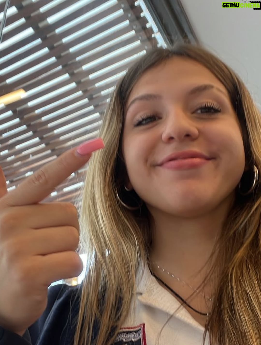 Karina 'La Princesita' - 177.1K Likes - Ayer fue un día de los que no se borran.  Fin de una etapa como dijo el director, pero comienzo de otra @solcitocwirkaluk Sé que duele y que hay mil preguntas como ¿y ahora qué? Pero en todas, las que sean, siempre con vos siendo todo lo que necesites que sea y por sobre todo tu fan número 1 en lo que sea que hagas. Te amo!!! Y no puedo creerlo que tan rápido pasó el tiempo. Voy a extrañar mucho llevarte al colegio pero te voy a llevar a donde quieras ir. O tal vez me lleves vos a mi 🥹❤️ toda la felicidad mi bebé, mi vida y mi prioridad por siempre. ✨ 💖