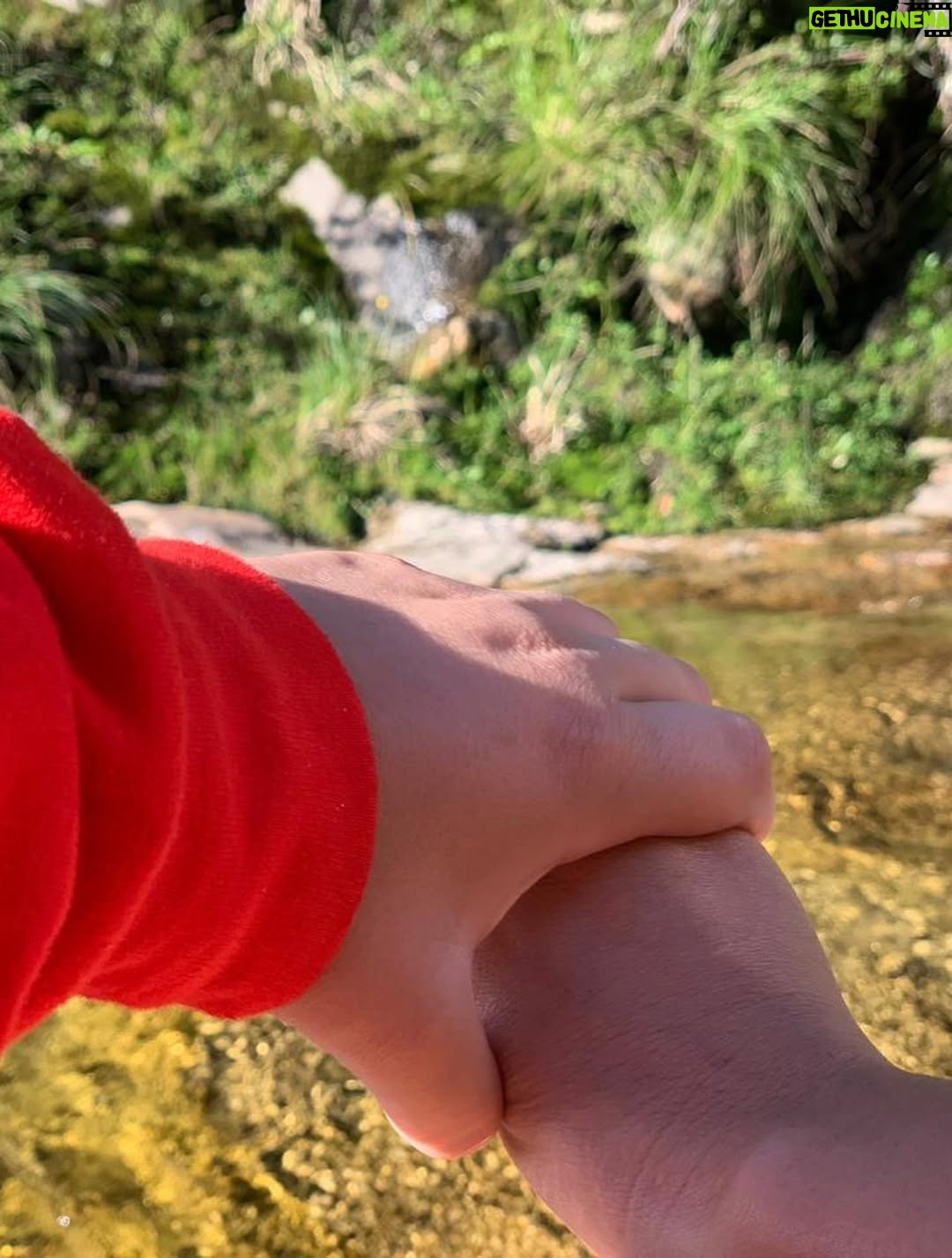 Karina 'La Princesita' - 177.1K Likes - Ayer fue un día de los que no se borran.  Fin de una etapa como dijo el director, pero comienzo de otra @solcitocwirkaluk Sé que duele y que hay mil preguntas como ¿y ahora qué? Pero en todas, las que sean, siempre con vos siendo todo lo que necesites que sea y por sobre todo tu fan número 1 en lo que sea que hagas. Te amo!!! Y no puedo creerlo que tan rápido pasó el tiempo. Voy a extrañar mucho llevarte al colegio pero te voy a llevar a donde quieras ir. O tal vez me lleves vos a mi 🥹❤️ toda la felicidad mi bebé, mi vida y mi prioridad por siempre. ✨ 💖