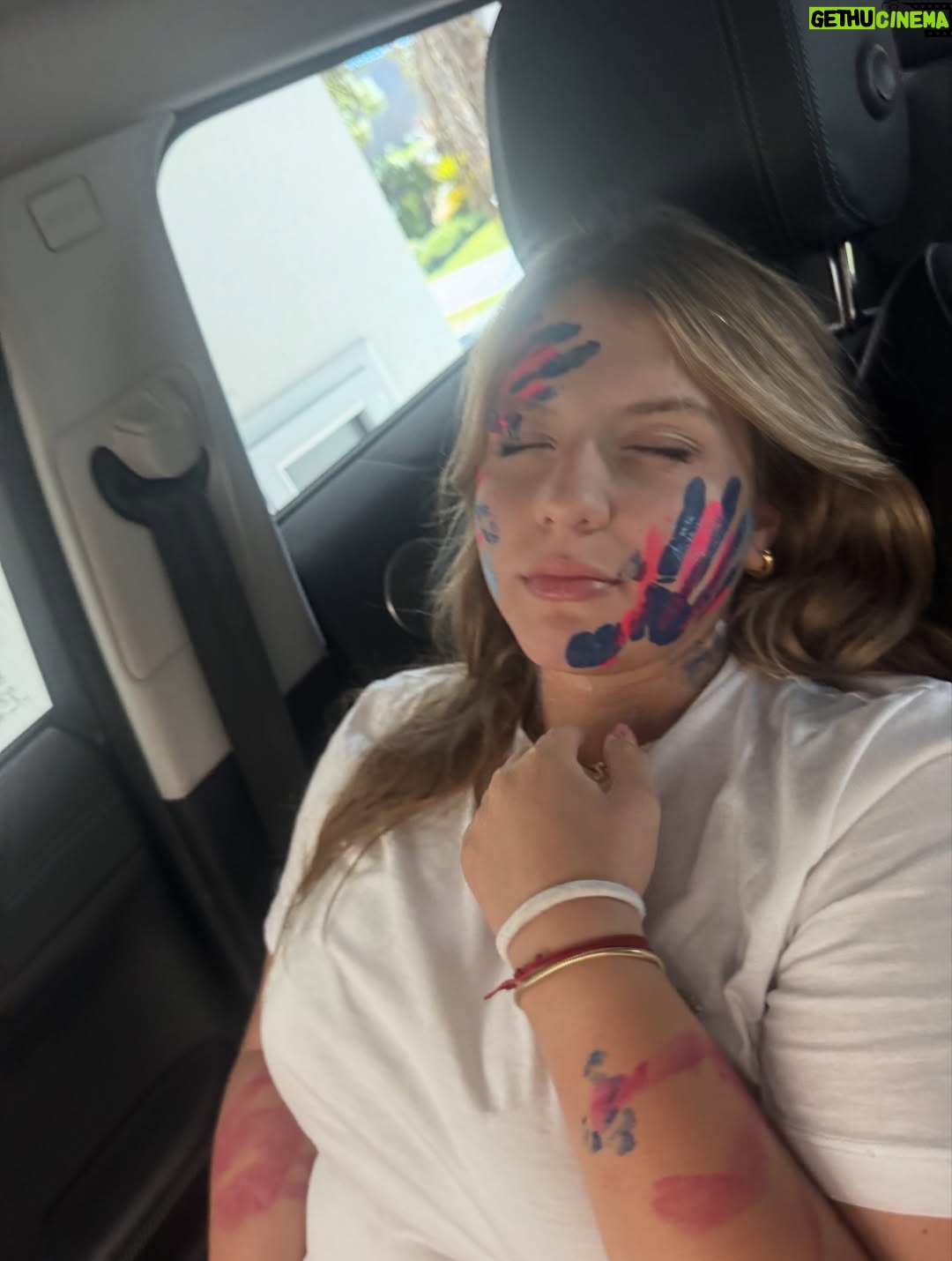 Karina 'La Princesita' - 177.1K Likes - Ayer fue un día de los que no se borran.  Fin de una etapa como dijo el director, pero comienzo de otra @solcitocwirkaluk Sé que duele y que hay mil preguntas como ¿y ahora qué? Pero en todas, las que sean, siempre con vos siendo todo lo que necesites que sea y por sobre todo tu fan número 1 en lo que sea que hagas. Te amo!!! Y no puedo creerlo que tan rápido pasó el tiempo. Voy a extrañar mucho llevarte al colegio pero te voy a llevar a donde quieras ir. O tal vez me lleves vos a mi 🥹❤️ toda la felicidad mi bebé, mi vida y mi prioridad por siempre. ✨ 💖