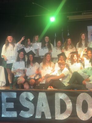 Karina 'La Princesita' Instagram - Ayer fue un día de los que no se borran. Fin de una etapa como dijo el director, pero comienzo de otra @solcitocwirkaluk Sé que duele y que hay mil preguntas como ¿y ahora qué? Pero en todas, las que sean, siempre con vos siendo todo lo que necesites que sea y por sobre todo tu fan número 1 en lo que sea que hagas. Te amo!!! Y no puedo creerlo que tan rápido pasó el tiempo. Voy a extrañar mucho llevarte al colegio pero te voy a llevar a donde quieras ir. O tal vez me lleves vos a mi 🥹❤️ toda la felicidad mi bebé, mi vida y mi prioridad por siempre. ✨ 💖