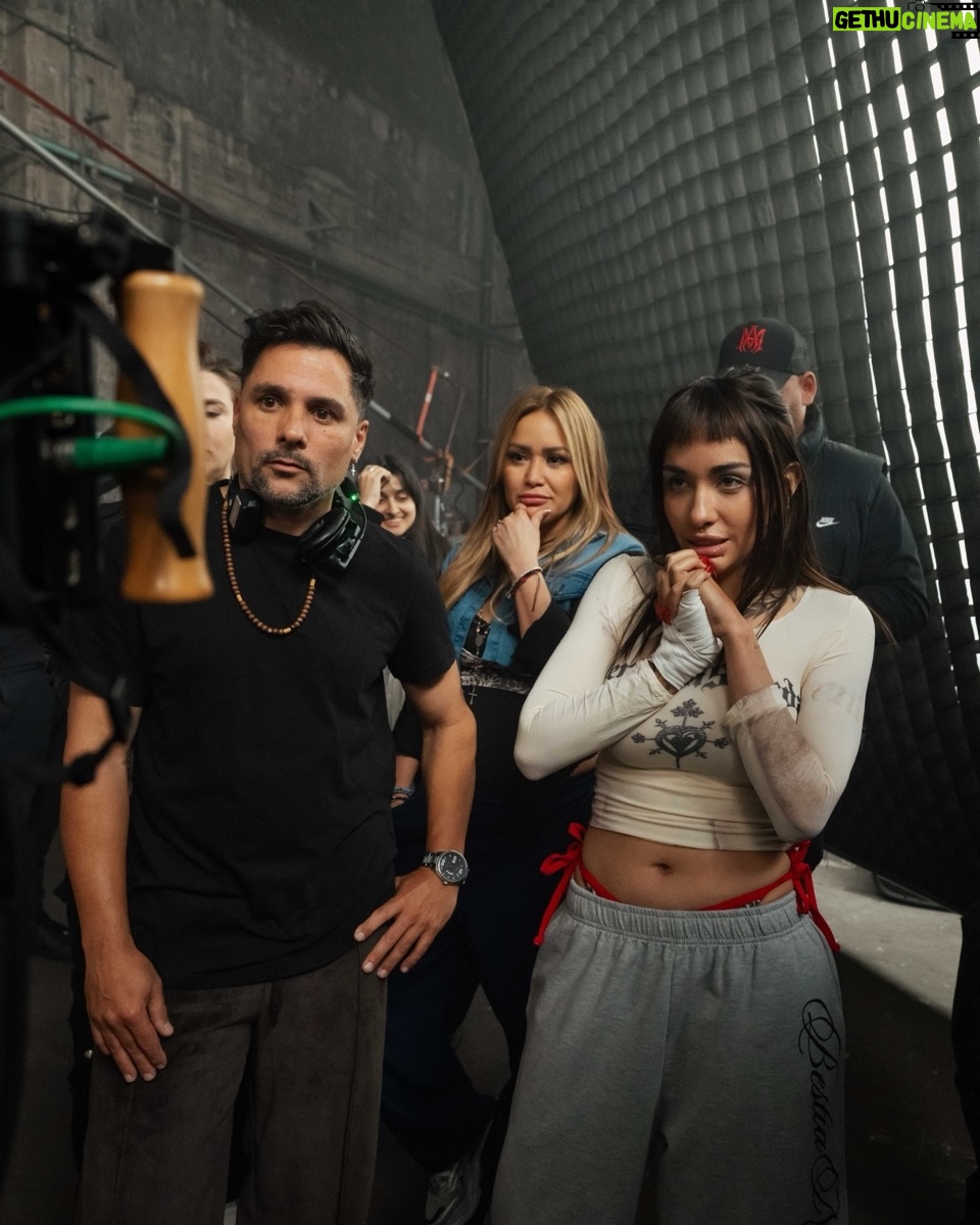 Karina 'La Princesita' - 363.8K Likes - Gracias Mari por hacerme parte de Quimera, un álbum tan significativo. Fue hermoso compartir y grabar Vuelves Triste. Tenes un equipo maravilloso!!! Que gratificante verte transformar todo en arte, verte estar en cada detalle y darlo todo. 
Fue un gran honor para mí 
@mariabecerra 🥹😍
@xross____ 👏 gracias 🙌🏼