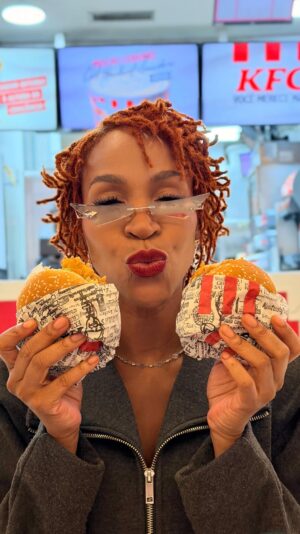 Karol Conká Instagram - Minha língua de chicote também sabe reconhecer um sabor impecável. E com 2 Crunch Salad por R$19,90, é felicidade garantida. Corre no @kfcbrasil mais próximo porque… Você Merece Mais.
#VocêMereceMaisKFC #KFCBrasil #publi