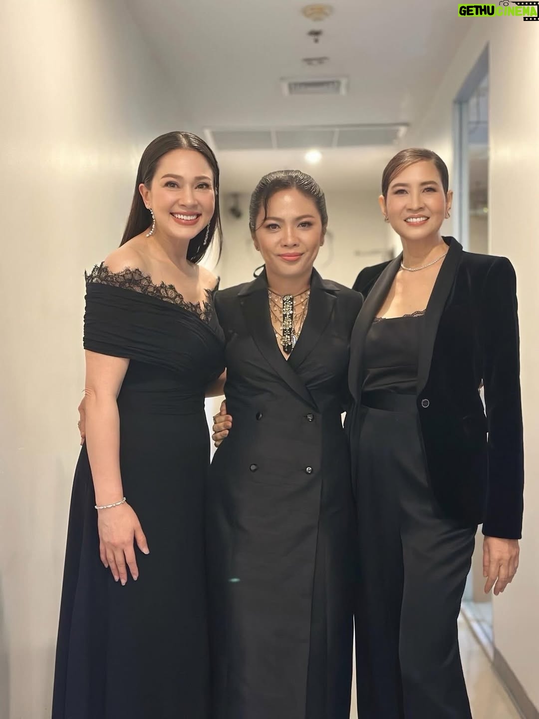 Kathaleeya McIntosh - 4K Likes - ดีใจ มีความสุขและสนุกสนานทุกครั้งที่ได้ทำงานค่ะ 🥰 ใช่ค่ะ…รูปทุกรูปขโมยเค้ามาค่ะ 😝 ไม่ใช่เป็นคนถ่ายรูปหรือถ่ายรูปไม่เก่งนั่นเอง เลยต้องใช้วิธีไปจุ๊บแจงรูปจากท่านอื่นๆมาค่ะ 😚 ดีใจที่ได้เจอทุกคนนะคะ ♥️ ฝากละครเรื่อง สอดสร้อยมาลาด้วยค่ะ รวมไปถึงฝากเรื่อง วิมานอากาศ(Sky Castle) และ อรุณรุ่งด้วยค่ะ 🙇🏻‍♀️💕 (ขอบคุณรูปจากเจ้าของรูปทุกท่านมา ณ ที่นี้ด้วยนะคะ 🙏🏻😍 เชิญใส่เครดิตได้ตามอัธยาศัยค่ะและขออภัยที่ไม่ได้ขอก่อนเพราะจำไม่ได้ว่าขโมยมาจากใครบ้างอ่ะค่ะ 😁) #สอดสร้อยมาลา #วิมานอากาศ #อรุณรุ่ง #oneสนั่นจอ2026