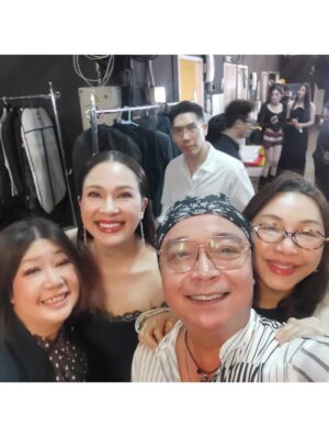 Kathaleeya McIntosh Instagram - ดีใจ มีความสุขและสนุกสนานทุกครั้งที่ได้ทำงานค่ะ 🥰 ใช่ค่ะ…รูปทุกรูปขโมยเค้ามาค่ะ 😝 ไม่ใช่เป็นคนถ่ายรูปหรือถ่ายรูปไม่เก่งนั่นเอง เลยต้องใช้วิธีไปจุ๊บแจงรูปจากท่านอื่นๆมาค่ะ 😚 ดีใจที่ได้เจอทุกคนนะคะ ♥️ ฝากละครเรื่อง สอดสร้อยมาลาด้วยค่ะ รวมไปถึงฝากเรื่อง วิมานอากาศ(Sky Castle) และ อรุณรุ่งด้วยค่ะ 🙇🏻‍♀️💕 (ขอบคุณรูปจากเจ้าของรูปทุกท่านมา ณ ที่นี้ด้วยนะคะ 🙏🏻😍 เชิญใส่เครดิตได้ตามอัธยาศัยค่ะและขออภัยที่ไม่ได้ขอก่อนเพราะจำไม่ได้ว่าขโมยมาจากใครบ้างอ่ะค่ะ 😁) #สอดสร้อยมาลา #วิมานอากาศ #อรุณรุ่ง #oneสนั่นจอ2026