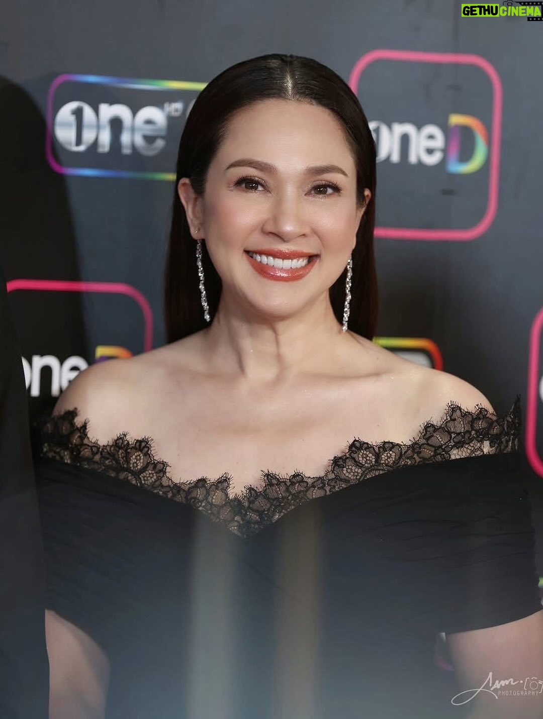 Kathaleeya McIntosh - 4K Likes - ดีใจ มีความสุขและสนุกสนานทุกครั้งที่ได้ทำงานค่ะ 🥰 ใช่ค่ะ…รูปทุกรูปขโมยเค้ามาค่ะ 😝 ไม่ใช่เป็นคนถ่ายรูปหรือถ่ายรูปไม่เก่งนั่นเอง เลยต้องใช้วิธีไปจุ๊บแจงรูปจากท่านอื่นๆมาค่ะ 😚 ดีใจที่ได้เจอทุกคนนะคะ ♥️ ฝากละครเรื่อง สอดสร้อยมาลาด้วยค่ะ รวมไปถึงฝากเรื่อง วิมานอากาศ(Sky Castle) และ อรุณรุ่งด้วยค่ะ 🙇🏻‍♀️💕 (ขอบคุณรูปจากเจ้าของรูปทุกท่านมา ณ ที่นี้ด้วยนะคะ 🙏🏻😍 เชิญใส่เครดิตได้ตามอัธยาศัยค่ะและขออภัยที่ไม่ได้ขอก่อนเพราะจำไม่ได้ว่าขโมยมาจากใครบ้างอ่ะค่ะ 😁) #สอดสร้อยมาลา #วิมานอากาศ #อรุณรุ่ง #oneสนั่นจอ2026