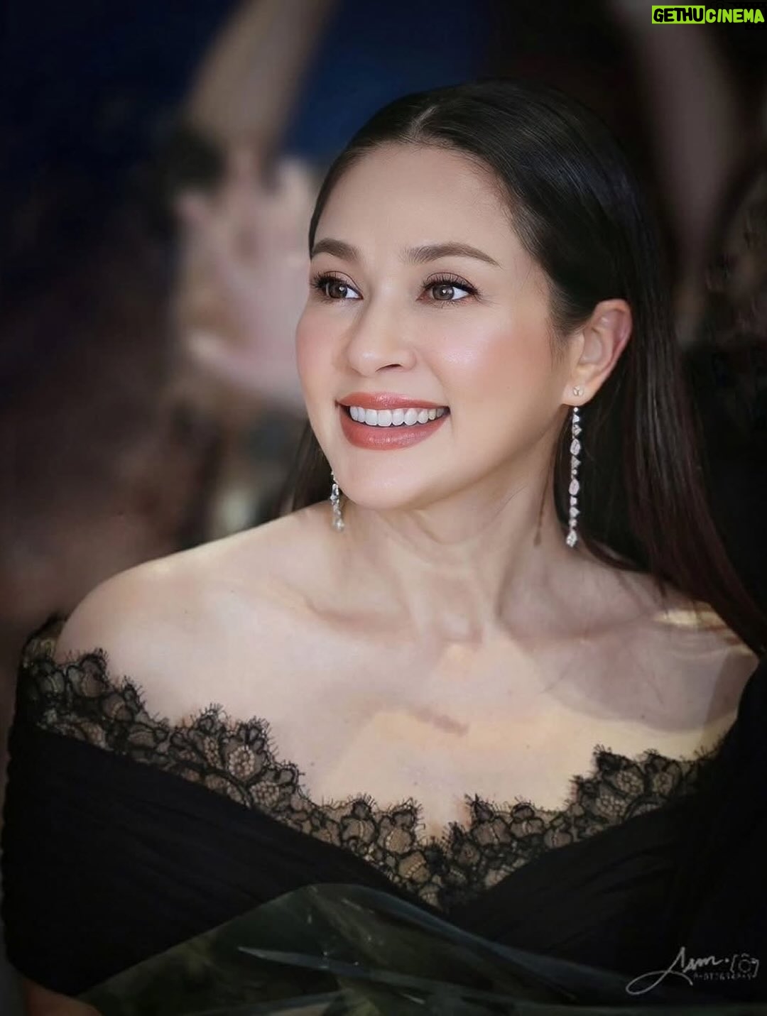 Kathaleeya McIntosh - 4K Likes - ดีใจ มีความสุขและสนุกสนานทุกครั้งที่ได้ทำงานค่ะ 🥰 ใช่ค่ะ…รูปทุกรูปขโมยเค้ามาค่ะ 😝 ไม่ใช่เป็นคนถ่ายรูปหรือถ่ายรูปไม่เก่งนั่นเอง เลยต้องใช้วิธีไปจุ๊บแจงรูปจากท่านอื่นๆมาค่ะ 😚 ดีใจที่ได้เจอทุกคนนะคะ ♥️ ฝากละครเรื่อง สอดสร้อยมาลาด้วยค่ะ รวมไปถึงฝากเรื่อง วิมานอากาศ(Sky Castle) และ อรุณรุ่งด้วยค่ะ 🙇🏻‍♀️💕 (ขอบคุณรูปจากเจ้าของรูปทุกท่านมา ณ ที่นี้ด้วยนะคะ 🙏🏻😍 เชิญใส่เครดิตได้ตามอัธยาศัยค่ะและขออภัยที่ไม่ได้ขอก่อนเพราะจำไม่ได้ว่าขโมยมาจากใครบ้างอ่ะค่ะ 😁) #สอดสร้อยมาลา #วิมานอากาศ #อรุณรุ่ง #oneสนั่นจอ2026