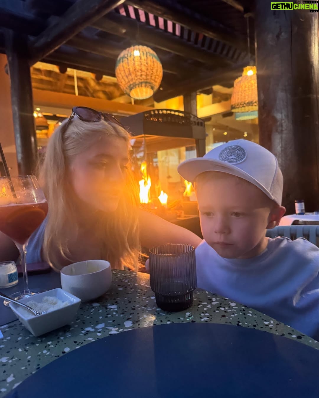 Katherine Ryan - 8.4K Likes - So great to be able go on holiday with the whole family, kick back and relax:) ☀️💗🫨 @kathbum @ritzcarltonabama
