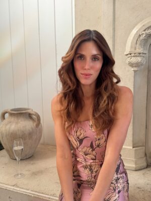 Kayla Ewell Instagram - It’s spring soirée season, and this time, the glamour is all thanks to @lulus 🌷with something for every occasion, get ready to turn heads when you use coupon code KAYLAE20 for 20% off your first order💕
#luluspartner #lovelulus