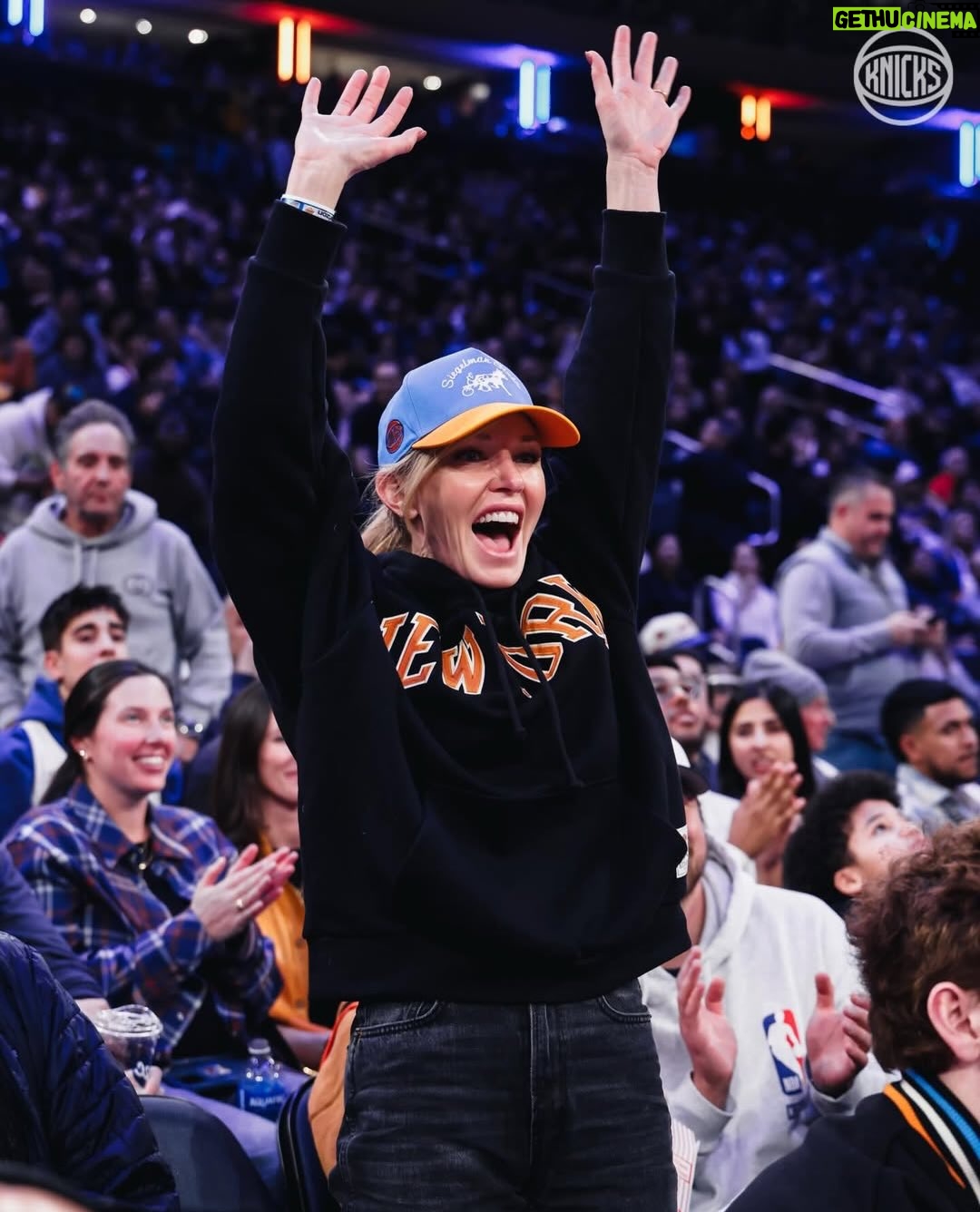 Kelli Giddish - 30.4K Likes - A legendary detective rooting on a legendary team 🤝 #SVU
🎥: @NBA @nyknicks