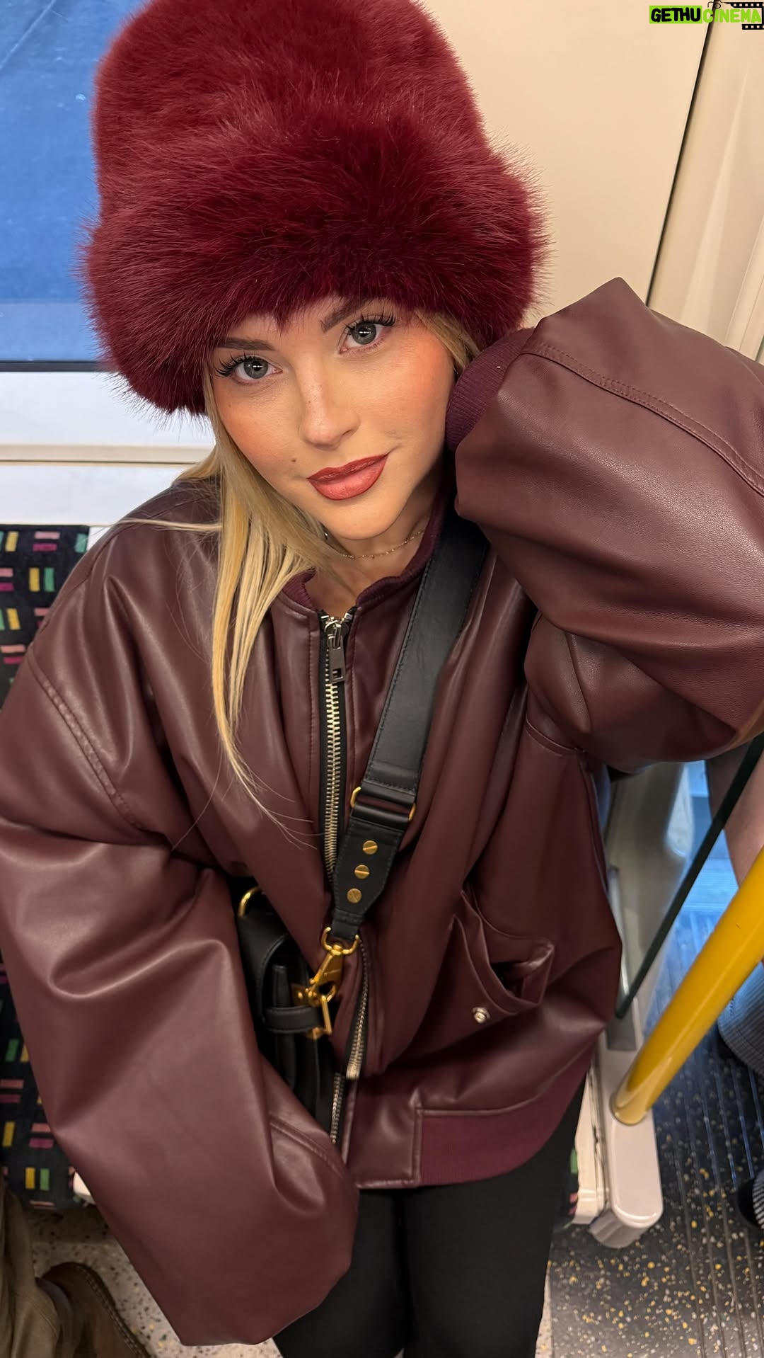 Kelly Vedovelli - 25K Likes - Surprise à la fin , Gossip au milieu , Tuto Blondhair tout du long 💇🏼‍♀️ 
Une Après-midi avec @maximegueny et @virginie.hairstylist